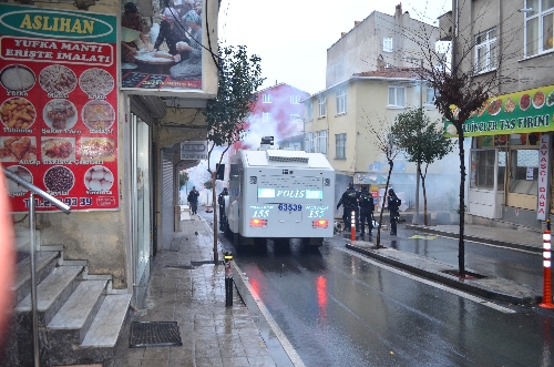 Taş atan eylemcilere polis müdahale ettti