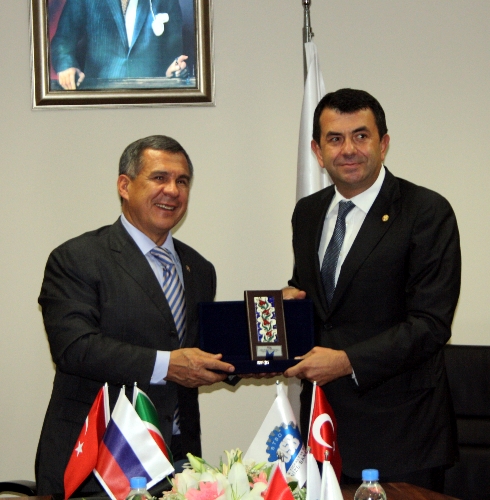 Tataristan Cumhurbaşkanı, hediye edilen bıçağın parasını ödedi