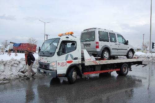 Tatvan'da trafik ışıkları çalışmayan kavşakta kaza