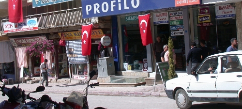 Tavaslılar teröre tepki için işyeri ve evlere bayrak astı