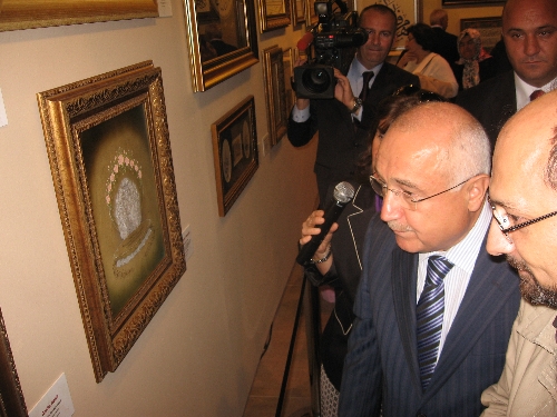 TBMM Başkanı Çiçek, Dolmabahçe'de sergi açtı