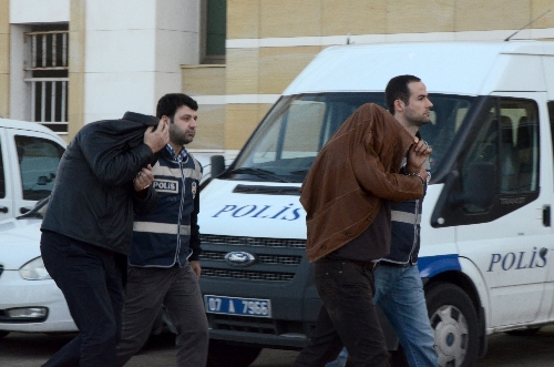 Tefecilik operasyonunda yakanan 35 kişiden 15'i adliyeye çıkarıldı