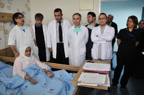 Tek ameliyatla hem tıkanan damar açıldı hem stent takıldı