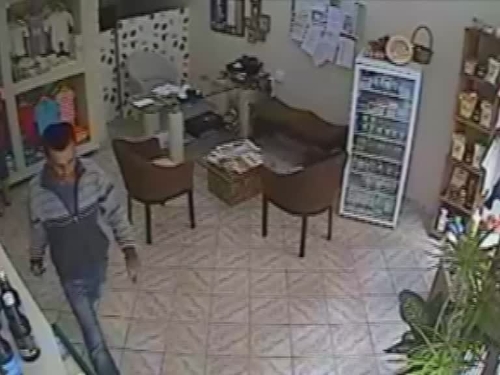 Telefon hırsızı önce kameraya sonra polise yakalandı