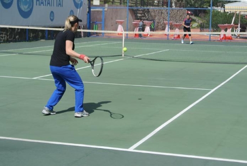 Tenis turnuvasının birincisi sağlık müdürü oldu
