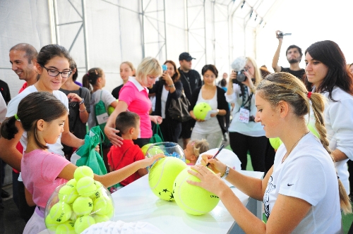 Tenisin yıldızları hayranlarıyla buluştu