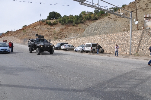 Teröristler Tunceli'de fıstık yüklü kamyonu yaktı