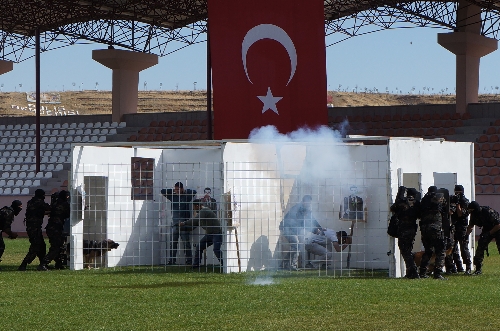 Terörle mücadeleye 428 özel harekatçı polis desteği