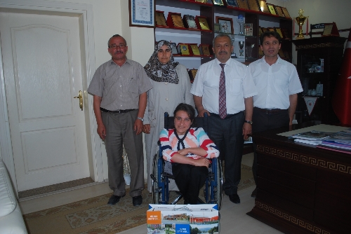 Tıp fakültesini kazanan engelli öğrenciye dizüstü bilgisayar hediye edildi