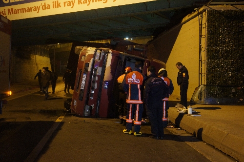 TIR dorsesi üst geçide takıldı