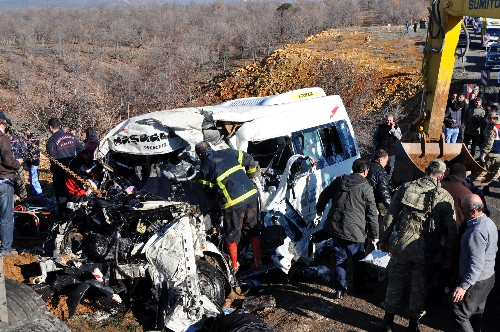 TIR ile yolcu minibüsü çarpıştı: 10 ölü (2)