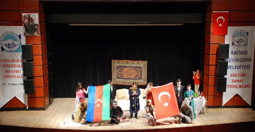 Tiyatroda perde gençler için bir kez daha açılıyor