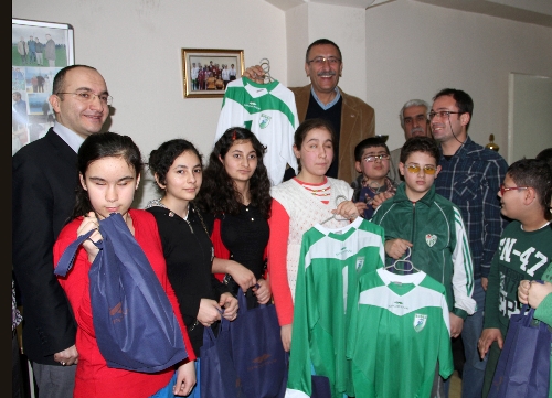 TOFAŞ'tan spor malzeme yardımı
