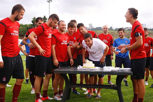 Trabzonspor'da genç futbolcu Zeki'nin doğum günü kutlandı