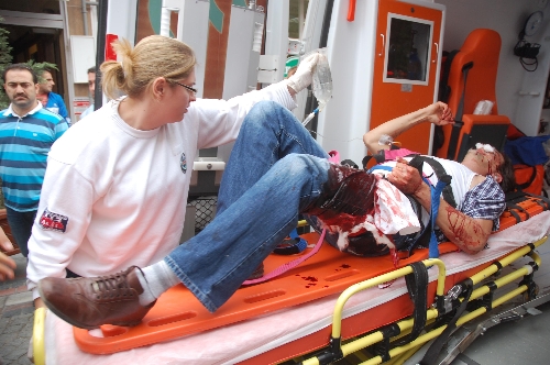 Trafiğe kapalı alanı kullanan şahısları uyaran genç bıçaklandı