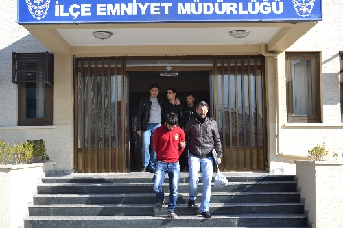 Tren yolundaki kabloları çalan üç kişi suçüstü yakalandı