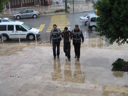 Türbenin bağış kutusunu soyan zanlı suçüstü yakalandı