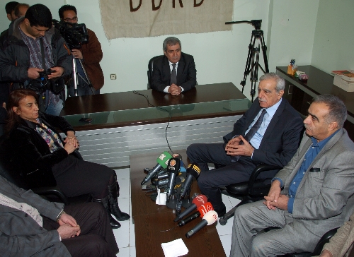 Türk: Devlet görevlileri 5-6 gün içinde serbest bırakılacak
