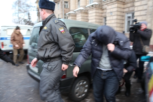 Türk işadamından zorla rüşvet almaya çalışan polis gözaltına alındı