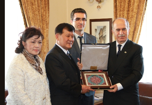 Türk okulundan memnun kalan Taylandlılar yenileri için Bursa'da