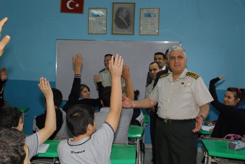 Türk okulunu ziyaret eden Genelkurmay Başkanı Özel'e öğrencilerden büyük ilgi