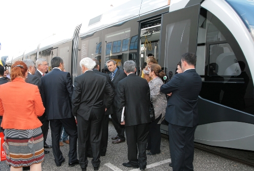 Türkiye'nin ürettiği ilk tramvay Almanya'da görücüye çıktı