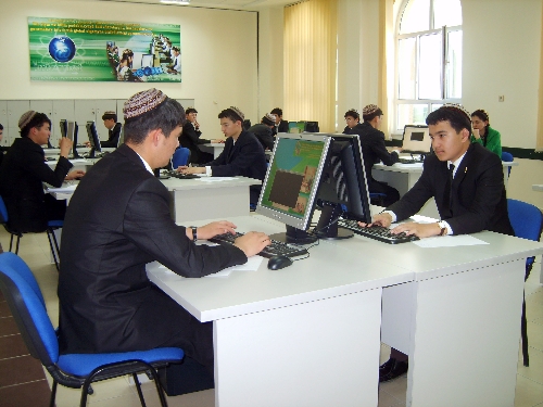 Türkmenistan'da zorunlu eğitim 12 yıla çıkartıldı
