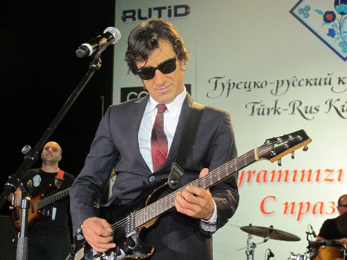 Türk-Rus Kültür Merkezi'nin organize ettiği programda 'Ayna' coşturdu