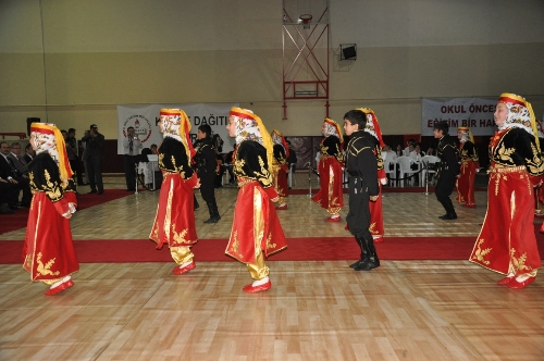 Türkülü halaylı karne heyecanı
