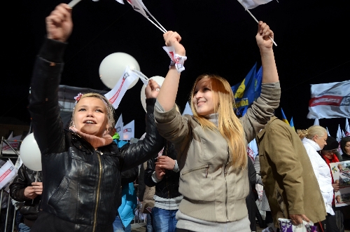 Ukrayna'da seçim öncesi ikdidar ve mufalefet birlikte meydana indi