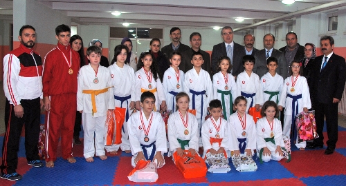 Uluslararası Karate Şampiyonası'nda başarılı olan sporcular ödüllendirilirdi