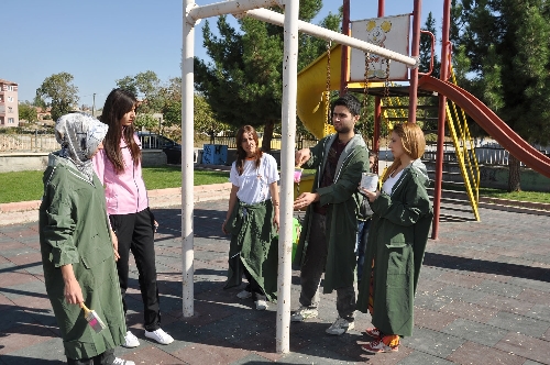 Üniversite öğrencileri mahalle parkını boyadı