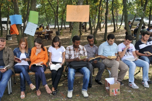 Üniversite öğrencilerinden 'Okumaya Zamanım Var' adlı kitap okuma etkinliği