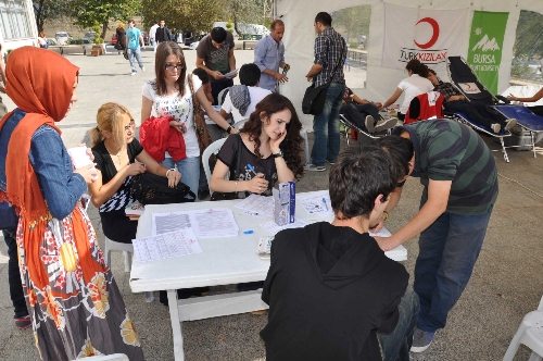 Üniversiteli öğrenciler, 'Damlaya damlaya can olur' deyip kan verdi