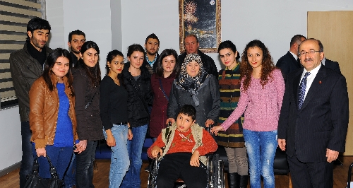 Üniversiteli öğrencilerden örnek davranış