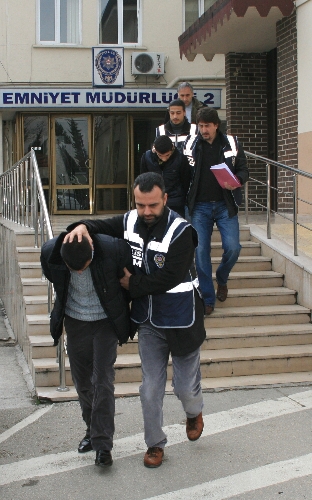 Uyuşturucu için halının altına gizli bölme yapmış