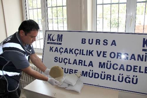 Uyuşturucu maddeyi 'kokmasın' diye poşete koyup emanete bırakmışlar