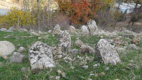 Üzerinde değişik figürler bulunan mezar taşları merak uyandırıyor
