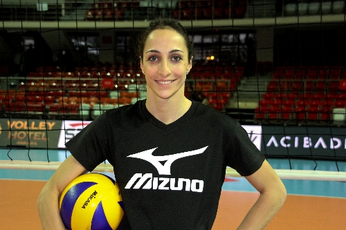 Vakıfbank'ın kaptanı Gözde Sonsırma'ya Japonya'dan özel sponsor