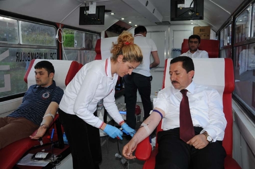 Vali Balkanlıoğlu, kan bağışında bulundu