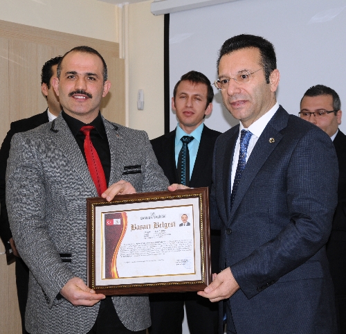Vali Hüseyin Aksoy, başarıda sınırları zorlayan eğitimcileri ödüllendirdi