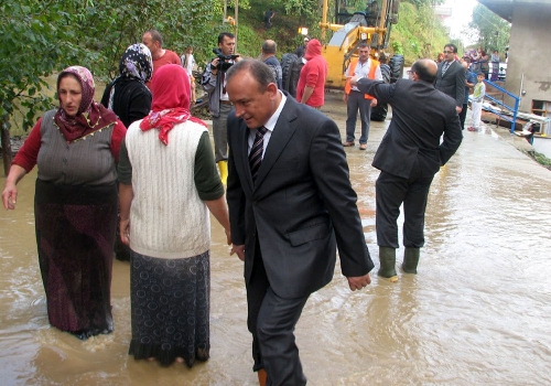 Vali Kızılcık, su baskınlarının yaşandığı Araklı'da incelemelerde bulundu