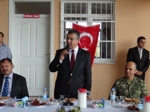 Vali Lekesiz, yangın tehdidinde bulunan köyleri gezdi