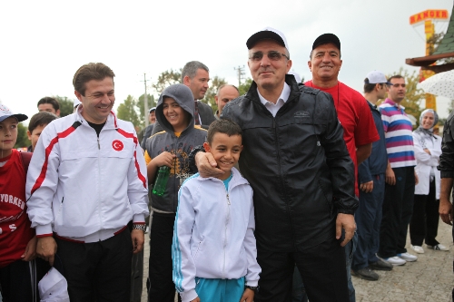 Vali milli sporcuya güç testi yaptı