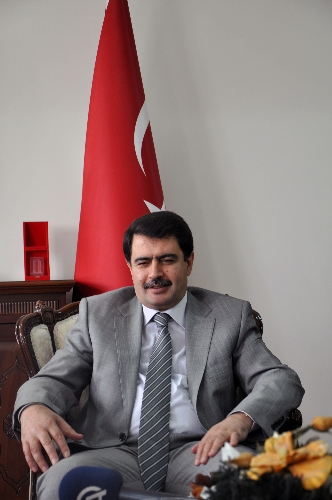 Vali Şahin: Gençlere öncelikle insan sevgisini vermeliyiz