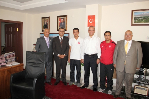 Vali Yurdakul, dünya 3.'sü milli atleti makamında kabul etti