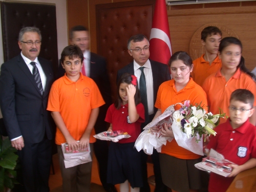 Validen öğrencilere: 'Sizde vali olacaksınız, derslerinize çok çalışın'