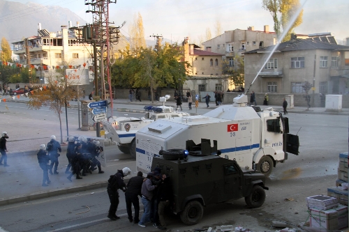 Van'da olayların ortasında kalan engelli vatandaşın yardımına polis yetişti
