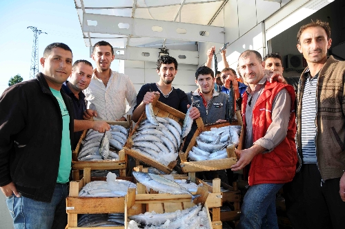 'Vira bismillah' diyen balıkçılar ilk gün 50 ton palamutla limana döndü