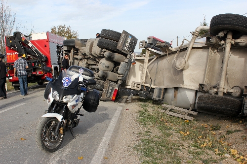 Virajda devrilen TIR'ın sürücüsü yaralandı